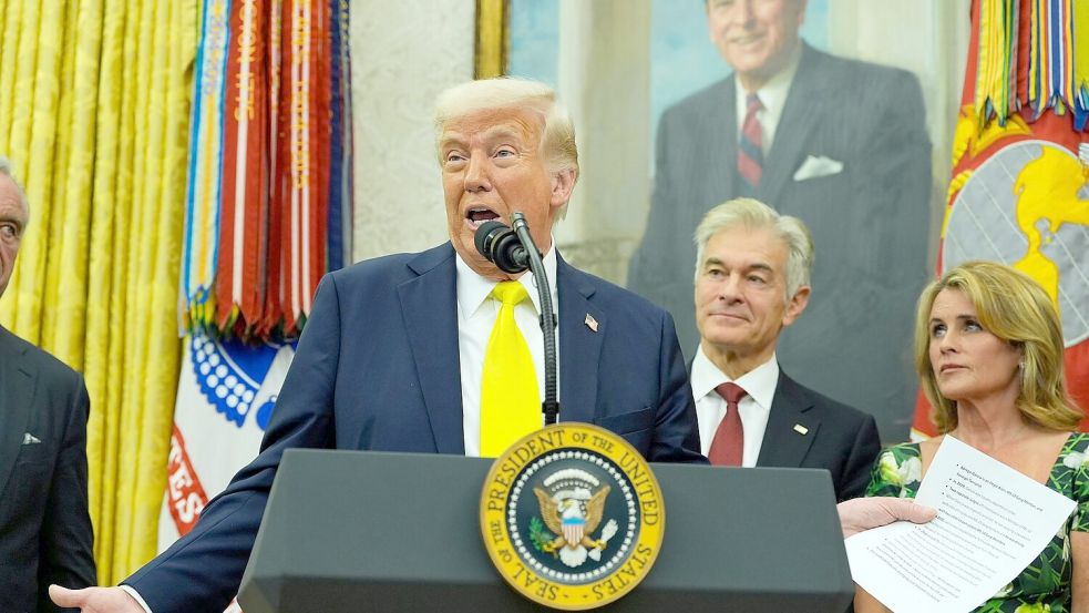 „Wenn nun aus irgendeinem Grund eine der beiden Parteien es sehr schwierig macht, werden wir einfach sagen: Ihr seid dumm“, sagt Trump über den Stand der Vermittlungen im Ukraine-Krieg. Foto: Alex Brandon/AP/dpa