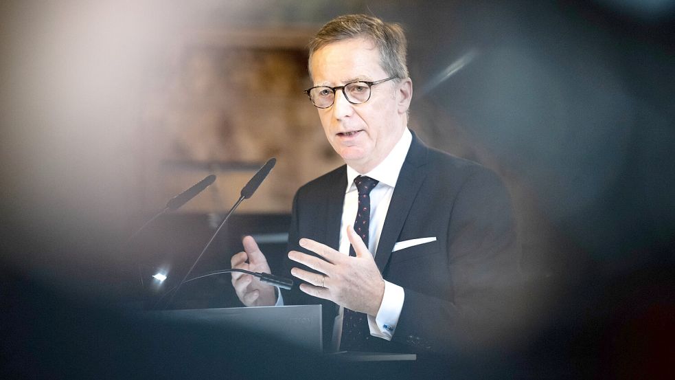 Ein Neustart mit Parteien aus der Vorgängerregierung ist illusorisch, kritisiert IW-Chef Michael Hüther den neuen Koalitionsvertrag. Dennoch sieht er Fortschritte. Foto: dpa/Sina Schuldt