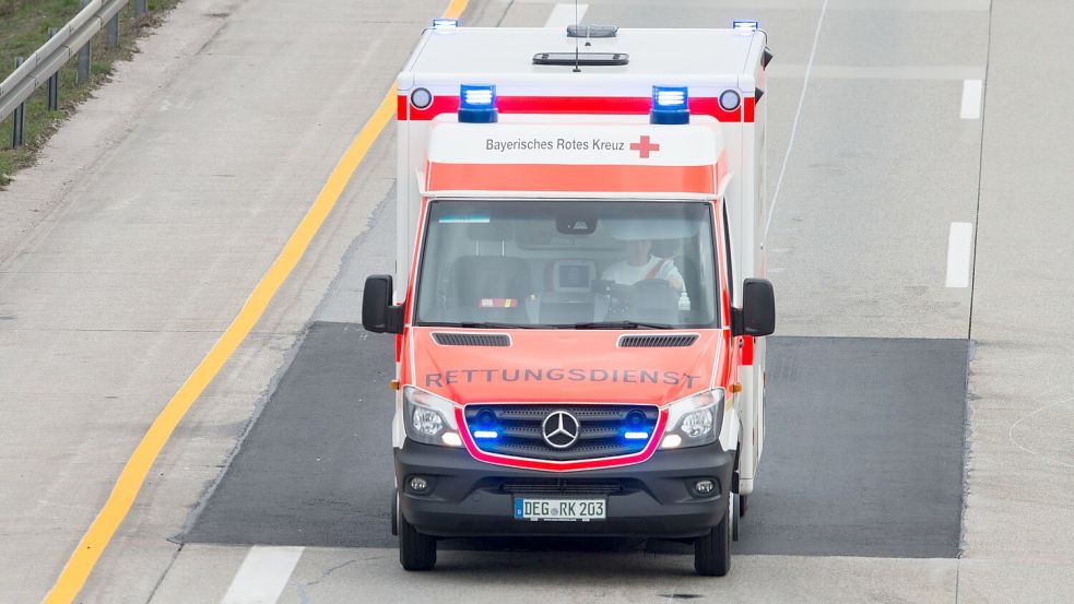 Die Rettungskräfte brachten den Mann in ein Krankenhaus. (Symbolbild) Foto: Armin Weigel/dpa