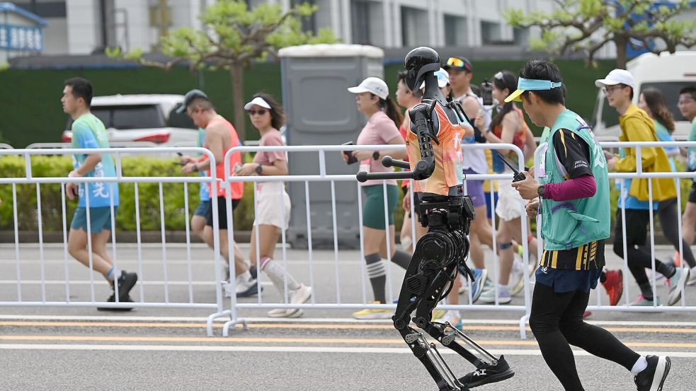 In Peking sind Humanoide bei einem Halbmarathon gegen Menschen gelaufen. Foto: Johannes Neudecker/dpa