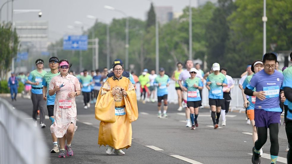 Manche hatte sich für den Lauf traditionelle Gewänder angezogen. Foto: Johannes Neudecker/dpa