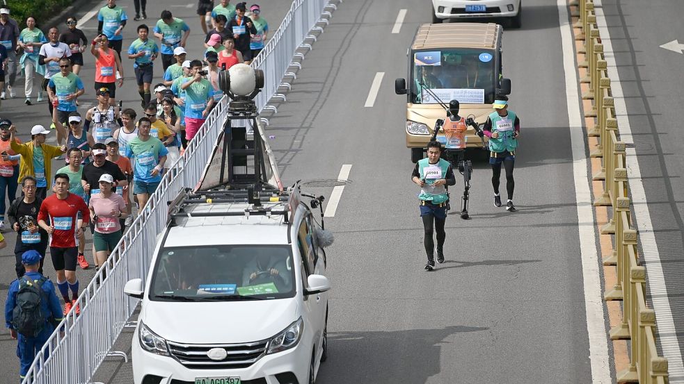 Die Laufstrecke der Roboter war von jener der Menschen getrennt. Foto: Johannes Neudecker/dpa