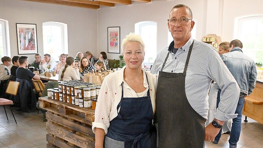 Claudia und Christian Mondorf sind die neuen Pächter des Land-Cafés im Hofladen in Großwolde. Am Freitag durfte man bereits viele Gäste beim Frühstücksbuffet begrüßen. Auch diverse Mittagsmenüs und Kaffee und Kuchen gehören zum Angebot. Fotos: Holger Weers