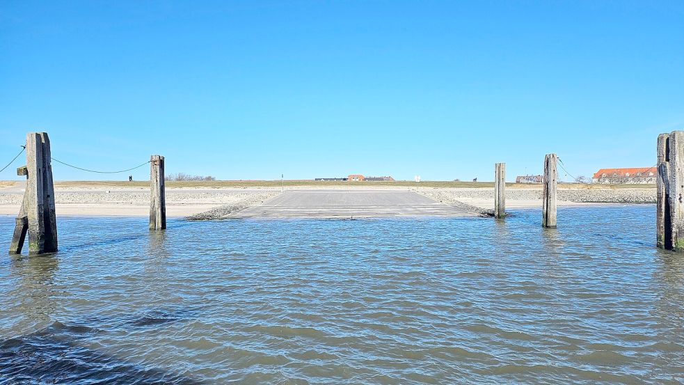 An der Schwerlastrampe im Südwesten Norderneys sollen die Holzdalben durch langlebige Stahlpfähle ersetzt werden. Foto: NPorts