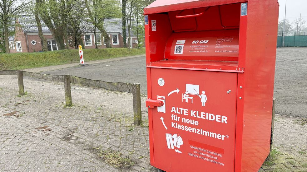 An zahlreichen Stellen im Landkreis Aurich, wie hier bei der Schule in Westerende-Kirchloog, stehen Altkleider-Container der Firma A.C. GbR. Foto: Aiko Recke