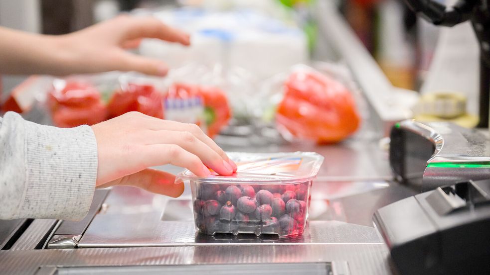 Die US-Zölle haben womöglich große Auswirkungen auf die Weltwirtschaft. Doch reichen die Folgen auch bis an die Supermarkt-Kasse? Foto: dpa/Julian Stratenschulte