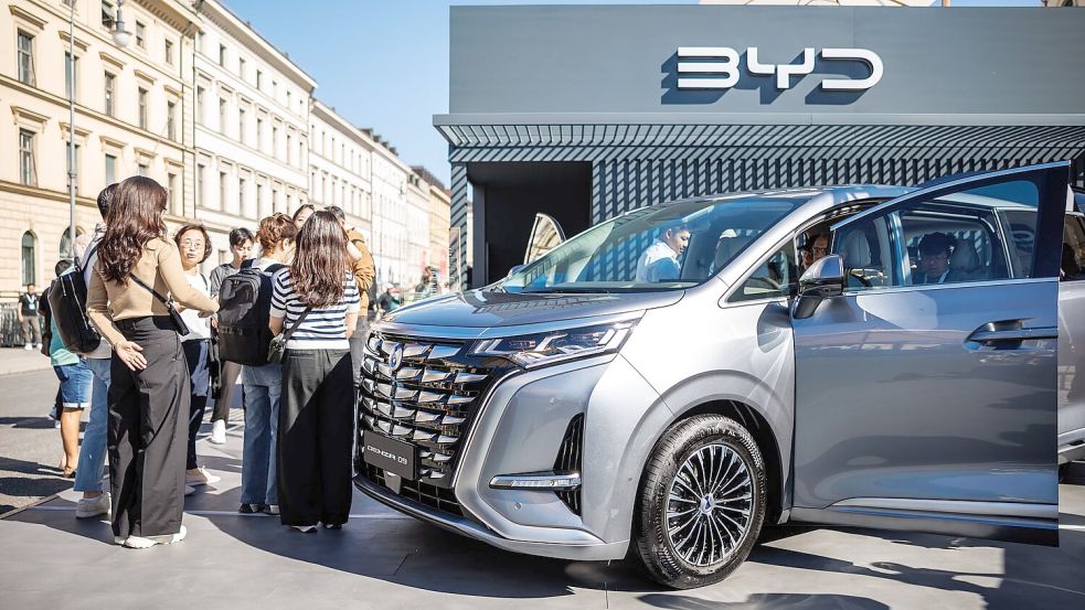 Ein Fahrzeug des chinesischen Herstellers BYD bei der letzten IAA in München. Auf deutschen Straßen sind sie noch sehr selten. Foto: Matthias Balk/dpa