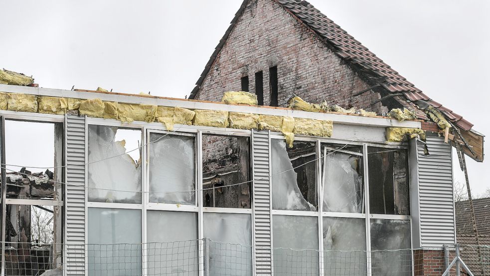 Das Feuer hatte von der Halle nur die Außenmauern und Fensterrahmen übrig gelassen. Foto: Ortgies/Archiv