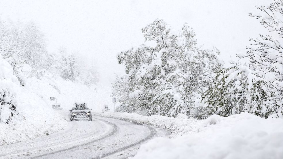 Nach dem starken Schneefall normalisiert sich die Lage in der Schweiz Foto: Alessandro Della Valle/KEYSTONE/dpa
