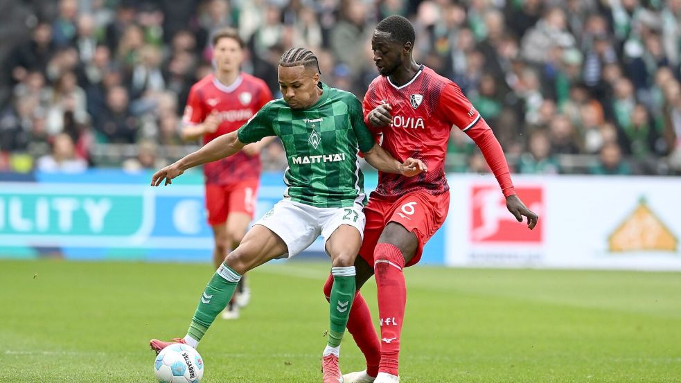 Werders Felix Agu (l) im Zweikampf mit Bochums Ibrahima Sissoko. Foto: Carmen Jaspersen/dpa