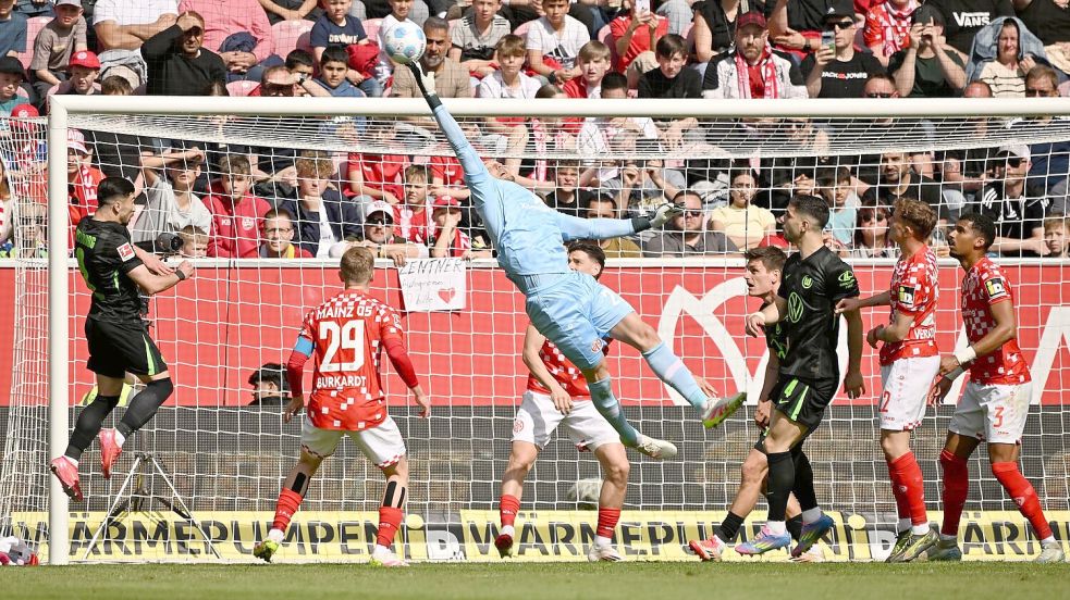 Muss sich strecken: Mainz-Keeper Robin Zentner Foto: Torsten Silz/dpa