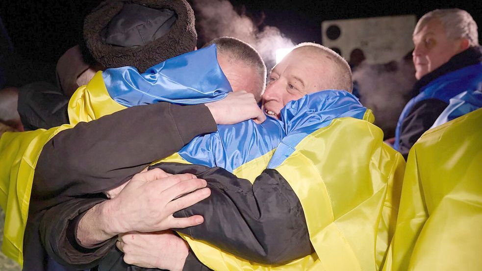 Moskau und Kiew tauschen Kriegsgefangene aus. (Archivbild) Foto: Uncredited/AP/dpa