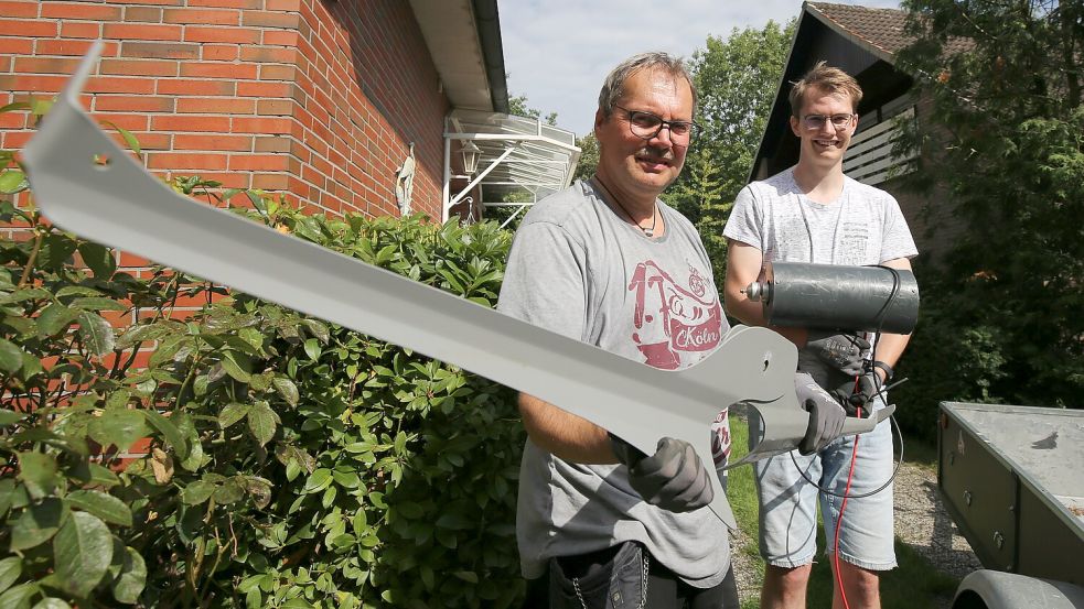 Peter Peschel hat mit Sohn Patrik die Kleinwindkraftanlagen 2023 vom Dach der Oskes in Wiesmoor abgebaut. Danach baute der Fachmann sie um, bis sie sich auf seinem Dach in Leer schließlich besser drehte – Ertrag lieferte sie kaum. Foto: Archiv/Nicole Böning