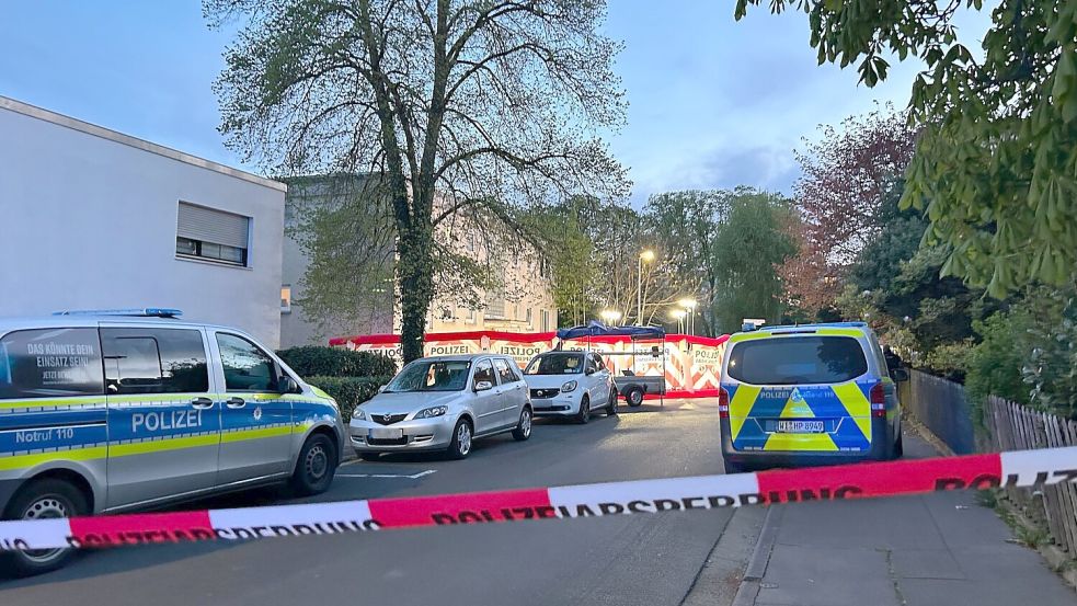 Der mutmaßliche Tatort wurde weiträumig abgesperrt. Foto: Mona Wenisch/dpa