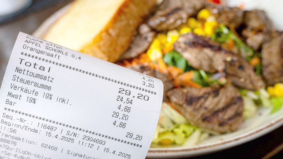 Zeigt sich die geplante Mehrwertsteuersenkung auch auf der Restaurant-Rechnung? (Archivbild) Foto: Sina Schuldt/dpa