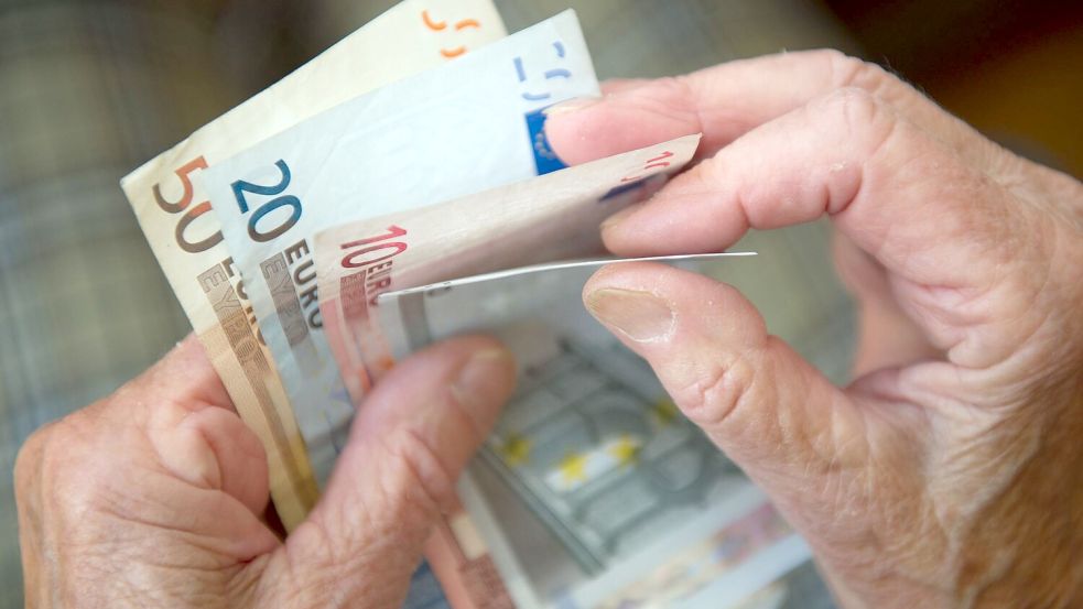 Den Älteren in Deutschland soll das Geld nicht ausgehen - doch wer zahlt dafür? (Archivbild) Foto: Marijan Murat/dpa/dpa-tmn