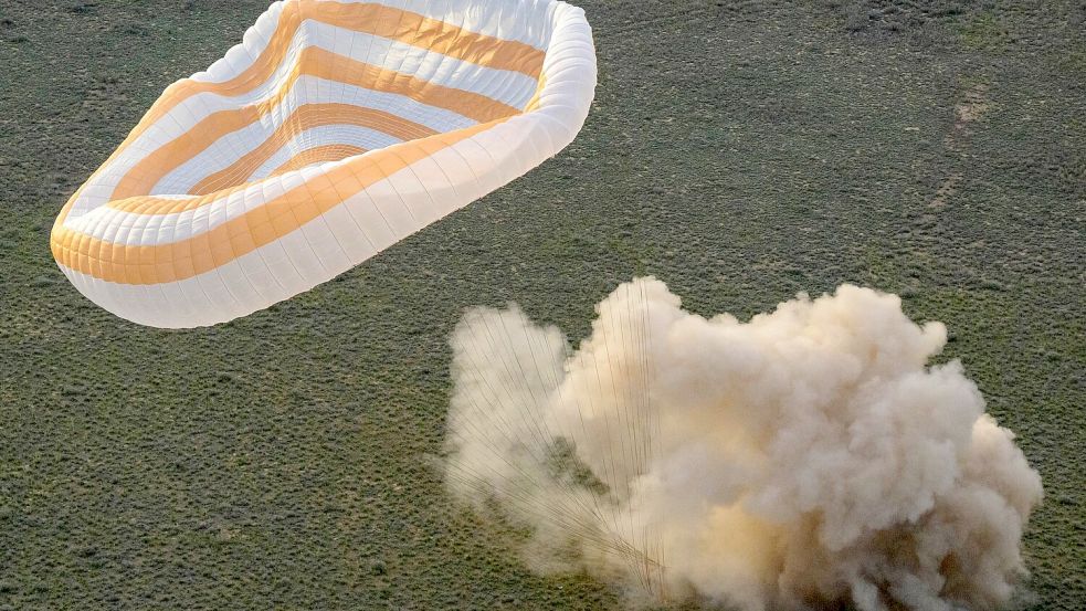 Die drei Raumfahrer sind sicher in Kasachstan gelandet. Foto: Bill Ingalls/NASA/AP/dpa