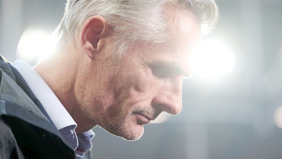 Zweifelt am Rückhalt des Vereins: Schalke-Trainer Kees van Wonderen. Foto: Bernd Thissen/dpa