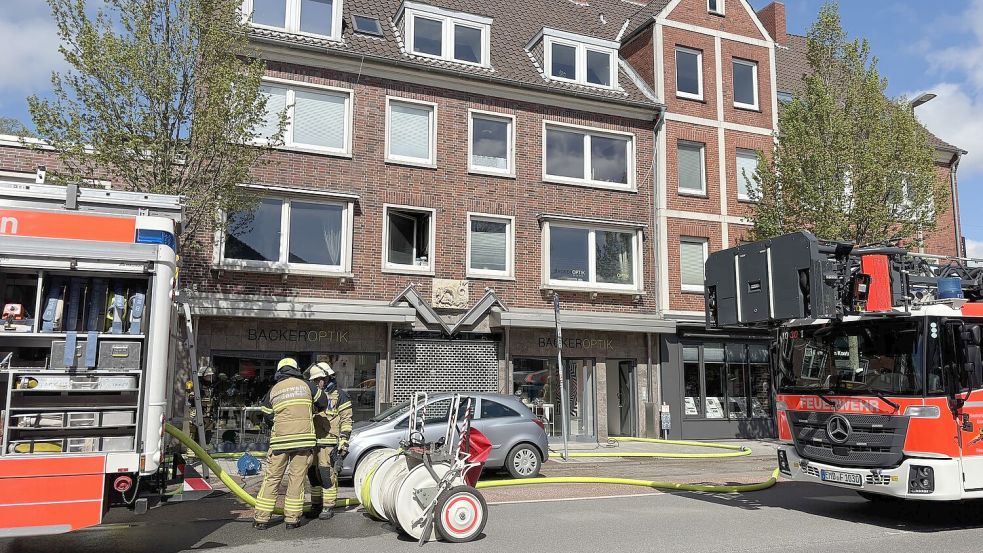Die Feuerwehr ist in der Faldernstraße in Emden im Einsatz. Foto: Lotta Groenendaal