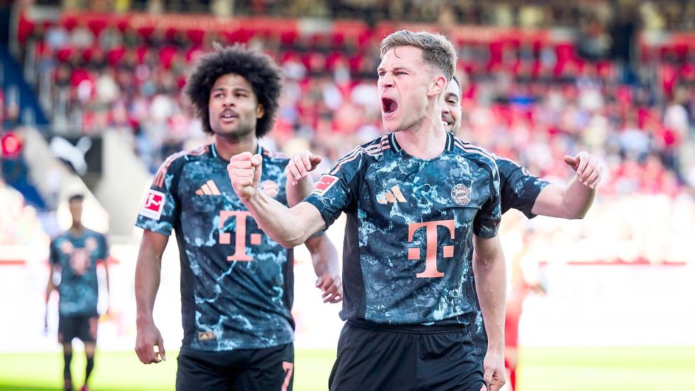 Torschütze zum 4:0-Endstand: Der Münchner Mittelfeldchef Joshua Kimmich (r.). Foto: Tom Weller/dpa
