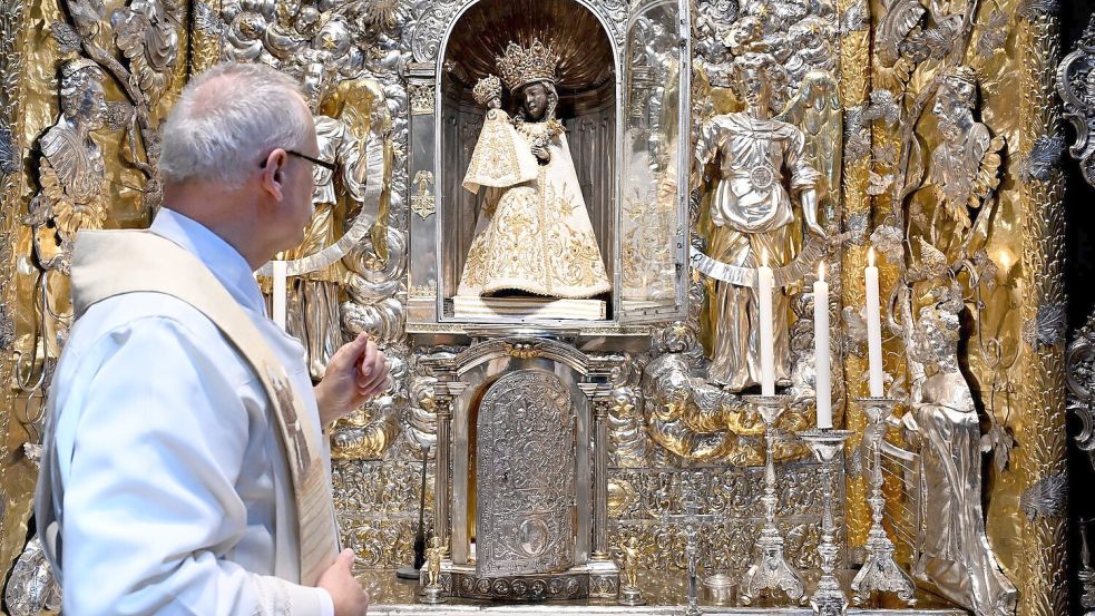 An die 30 Gewänder hat die Schwarze Madonna, passend zum jeweiligen liturgischen Fest. Zu Ostern trägt sie weiß. Foto: Felix Hörhager/dpa