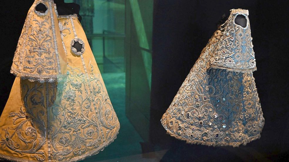 Rund 30 Kleider - sogenannte Gnadenröcklein - zählen zur Garderobe der Schwarzen Madonna. Foto: Felix Hörhager/dpa