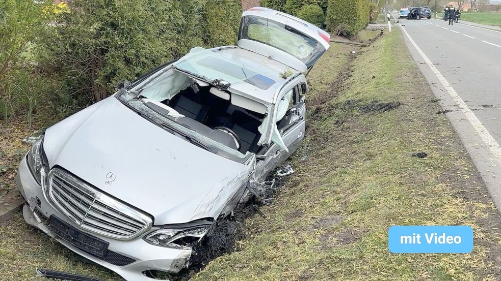 Eines der beiden Unfallautos kam in einem Graben an der Auricher Straße zum Stehen. Foto: Stephanie Fäustel
