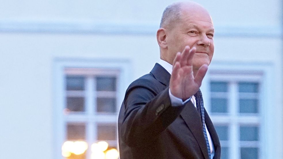 Die Bundeswehr ehrt den scheidenden Kanzler Scholz mit einem Großen Zapfenstreich. (Archivbild) Foto: Michael Kappeler/dpa