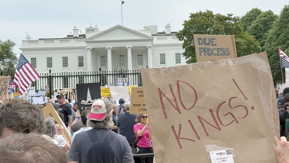 „Keine Könige“: Protest gegen Donald Trump und Elon Musk vor dem Weißen Haus in Washington. Foto: dpa/Thomas Müller
