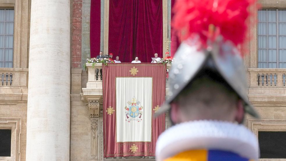 Im Rollstuhl wurde der Papst auf den Balkon des Petersdoms gebracht. Foto: Andrew Medichini/AP/dpa