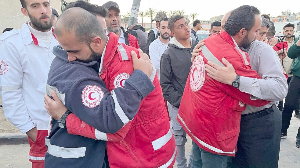 Ersthelfer umarmen sich am 30. März 2025 im Nasser Medical Complex in Khan Yunis, als die Leichen der palästinensischen Ersthelfer, die eine Woche zuvor durch israelisches Militärfeuer auf Krankenwagen getötet wurden, in der Einrichtung eintreffen. Foto: Khan Yunis/afp