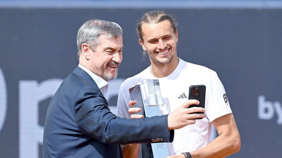 Bayerns Ministerpräsident Markus Söder machte ein Selfie mit Turniersieger Alexander Zverev. Foto: Sven Hoppe/dpa