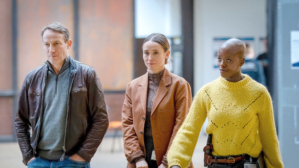 Zum Ermittlungsteam von BKA-Kommissar Thorsten Falke (Wotan Wilke Möhring) und der Kommissarin der Kripo Hannover Yael Feldman (Peri Baumeister) stößt auch die KI-Expertin, Hauptkommissarin Anaïs Schmitz (Florence Kasumba, re.). „Tatort: Im Wahn“ am Ostermontag, 21. April im Ersten und in der ARD Mediathek. Foto: © NDR/O-Young Kwon