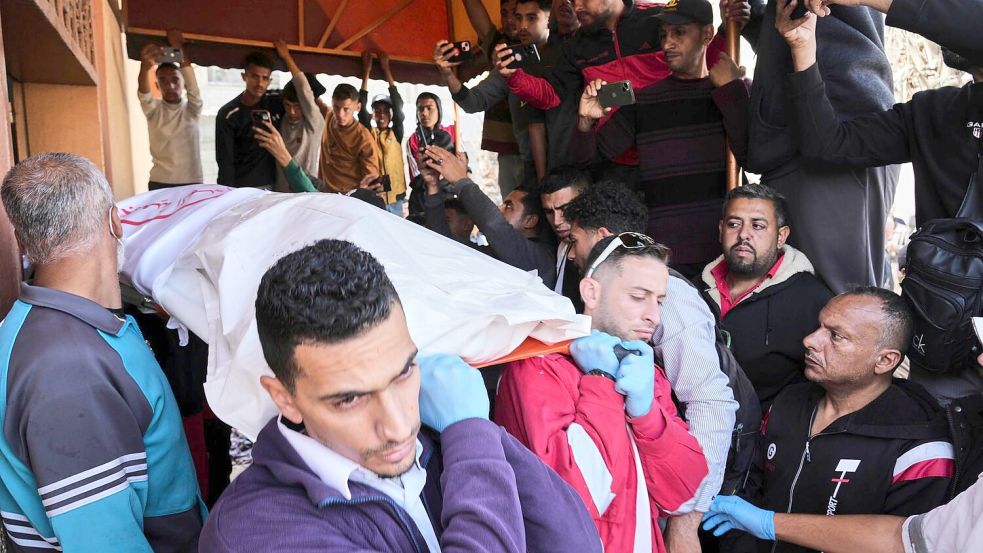 Knapp einen Monat nach der Tötung von 15 palästinensischen Rettungskräften räumt Israels Militär eigene Fehler ein. (Archivbild) Foto: Abdel Kareem Hana/AP/dpa