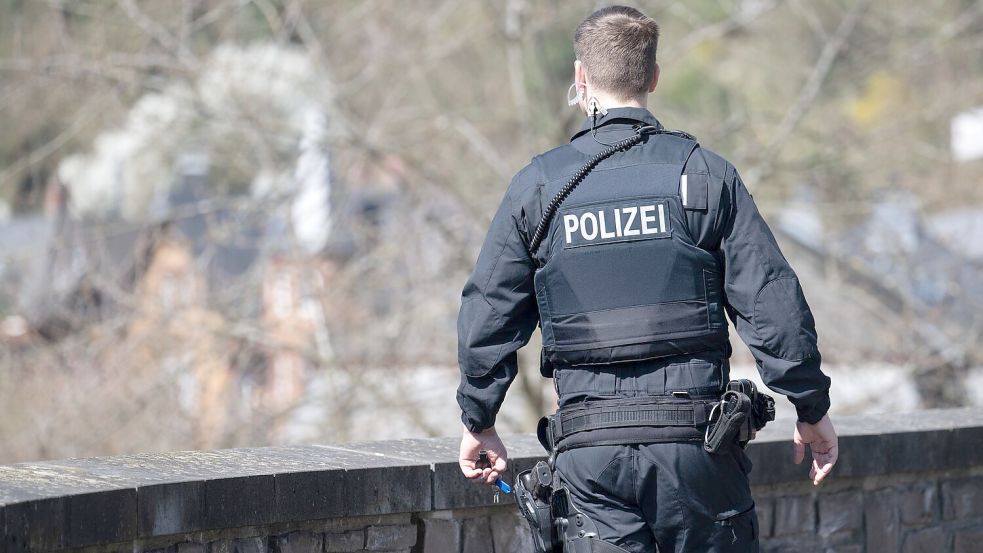 Wochenlang hatten zahlreiche Einsatzkräfte in Weilburg und Umgebung nach dem vermissten sechsjährigen Jungen gesucht. (Archivbild) Foto: Boris Roessler/dpa