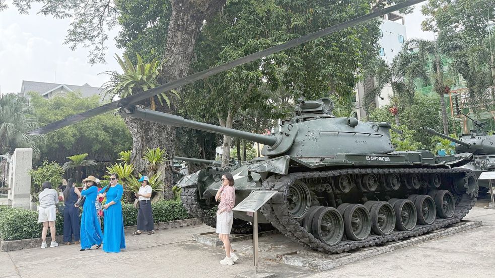 Das Kriegsmuseum (War Remnants Museum) in Ho-Chi-Minh-Stadt erlebt gerade einen besonderen Andrang. Foto: Carola Frentzen/dpa
