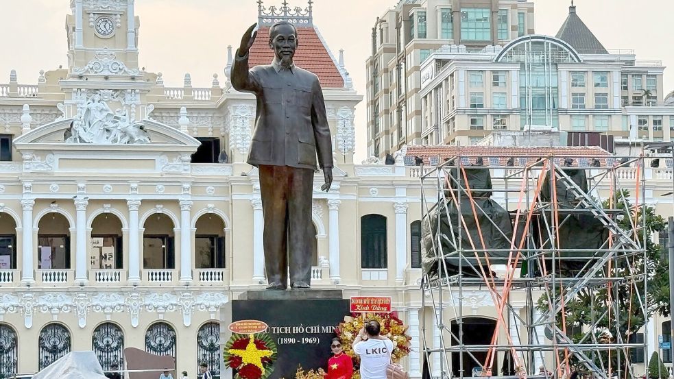 Der frühere Präsident Ho Chi Minh ist allgegenwärtig. Foto: Carola Frentzen/dpa