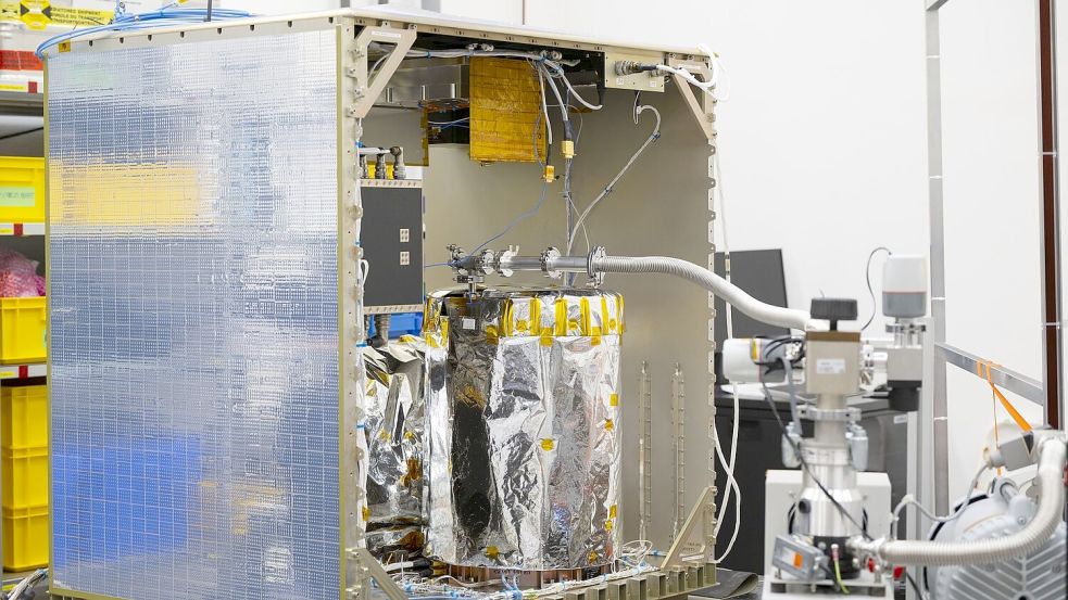 Das Atomic Clock Ensemble in Space (ACES) wird außen am europäischen Columbus-Modul der ISS angebracht und soll Grundlagen der Physik prüfen. Foto: S.Corvaja/Esa/dpa