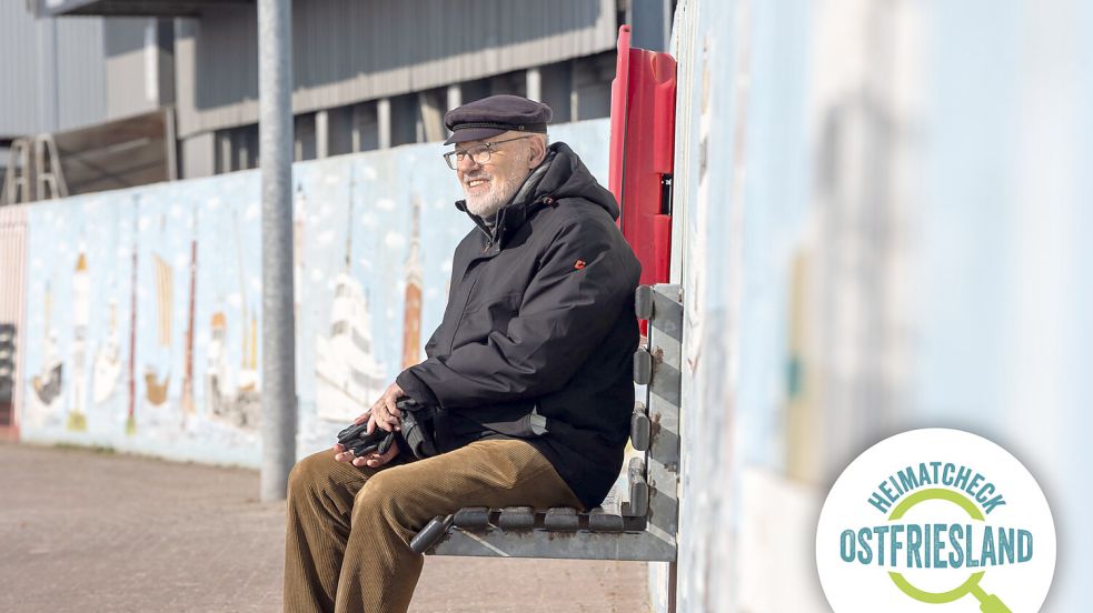 Ernst Schorn an einem seiner Lieblingsplätze auf Norderney – auf der Bank am Hafen. Foto: Ute Bruns