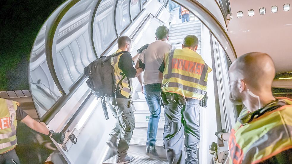 Abschiebungen, hier ein Foto vom Flughafen Leipzig-Halle, stehen immer wieder im Zentrum der politischen Debatte in Deutschland. Foto: DPA