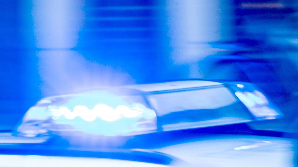 Die Polizei hatte in Bremen auf der Osterwiese alle Hände voll zu tun, einen aggressiven 52-jährigen Mann zu fixieren. Foto: Jens Büttner/dpa