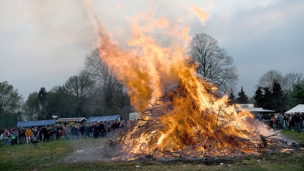 Wie hier in Brinkum brannten an vielen Orten Osterfeuer. Foto: Stromann