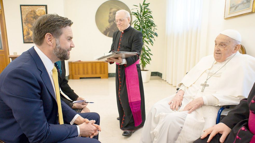 Am Sonntag empfing Franziskus in seiner Residenz im Vatikan den katholischen US-Vizepräsidenten JD Vance. Foto: Vatican Media/Vatican Media/AP/dpa