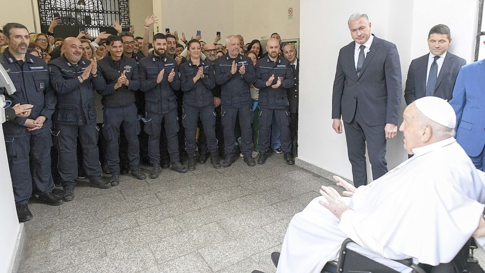 Bei seinem Besuch in einem Gefängnis am Gründonnerstag wurde der Papst mit Applaus begrüßt. Foto: Divisione Produzione Fotografica/IPA via ZUMA Press/dpa