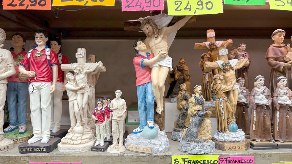 In Souvenirshops werden Tonfiguren von Franz von Assisi und Carlo Acutis verkauft. (Foto: Archiv) Foto: Christoph Sator/dpa