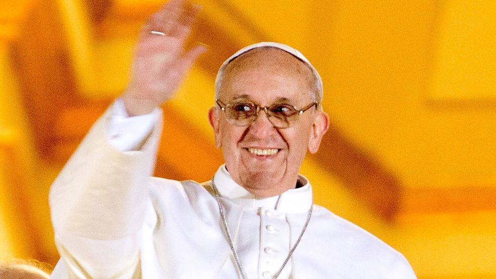 Kardinal Jorge Mario Bergoglio winkt bei seinem ersten öffentlichen Auftritt als neuer Papst Franziskus im Vatikan. Von Anfang an machte er sehr vieles anders. (Archivbild) Foto: Michael Kappeler/dpa