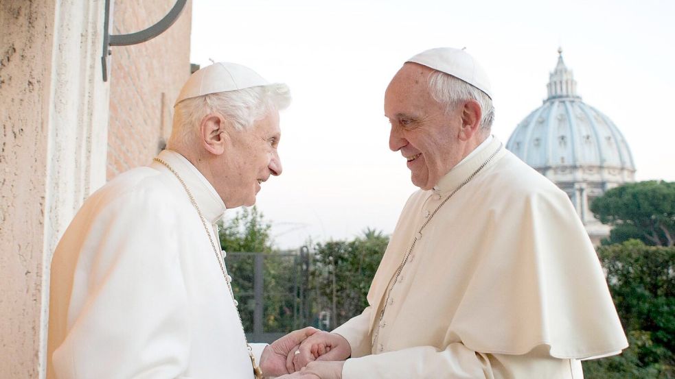 Papst Franziskus (r) folgte auf Papst Benedikt XVI, mit bürgerlichem Namen Joseph Ratzinger, nach dessen Rücktritt. (Archivbild) Foto: picture alliance / dpa