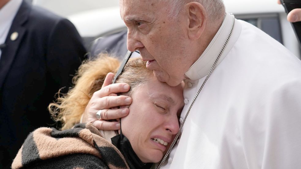 Papst Franziskus wollte nah an den Menschen sein. (Archivbild) Foto: Gregorio Borgia/AP/dpa