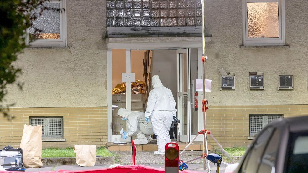 Die Spurensicherung am Tatort konnte am Sonntag weitgehend abgeschlossen werden. Foto: Helmut Fricke/dpa