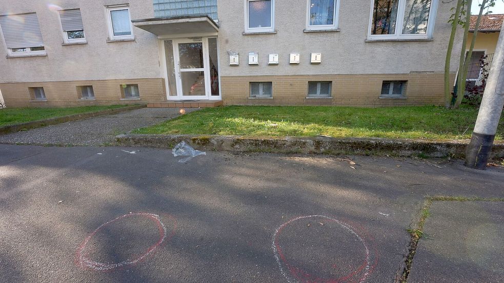 Der Tatort von Bad Nauheim. Zwei Menschen mit Schussverletzungen sind gestorben. Foto: Thomas Frey/dpa